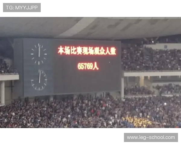 镇江球迷巨型Tifo震撼亮相重镇旗鼓迎南而上点燃南京大战激情 镇江球迷巨型Tifo震撼亮相重镇旗鼓迎南而上点燃南京大战激情