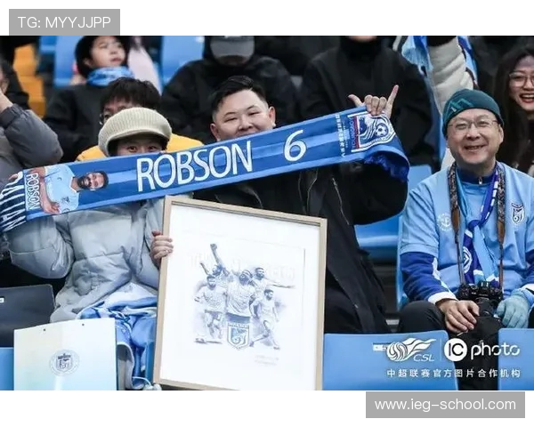 大连英博为队史首位外援罗伯森举行盛大退役仪式荣光时刻闪耀球场 大连英博为队史首位外援罗伯森举行盛大退役仪式荣光时刻闪耀球场